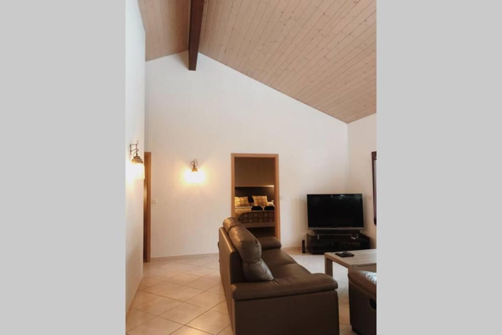 Holiday home Maison Entiere Au Pied Du Plateau Du Retord 2 Sdb - Vouvray *