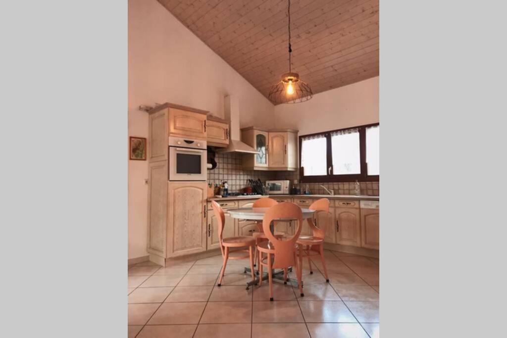 Maison Entiere Au Pied Du Plateau Du Retord 2 Sdb - Vouvray Holiday home